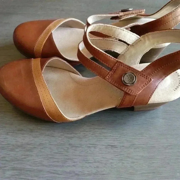 New Clarks - Picture 3 of 6